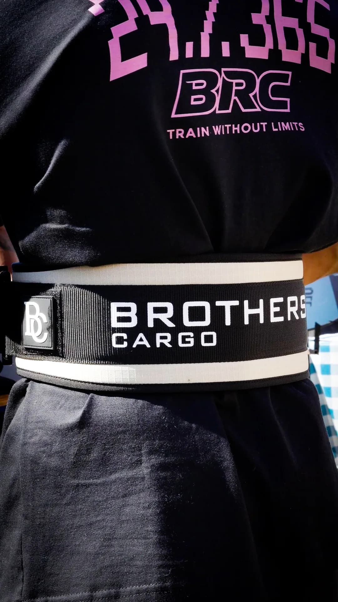 Cinturón de levantamiento de Brothers Cargo puesto por un atleta