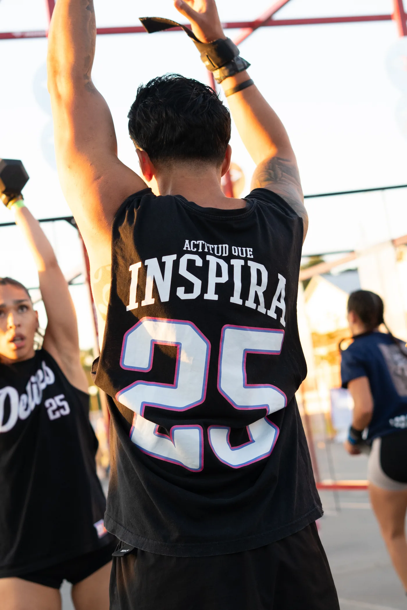 Espalda de la musculosa de Delites con la leyenda «Actitud que inspira»