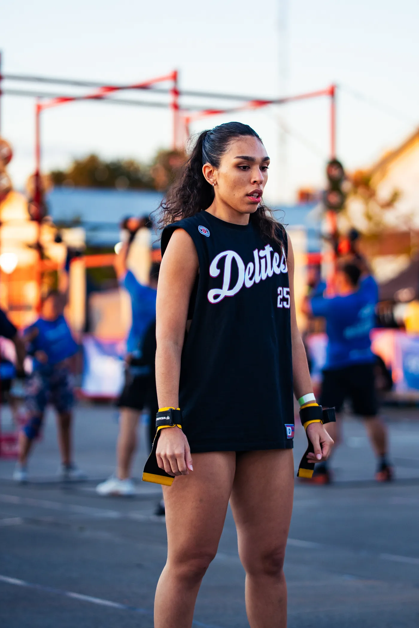 Atleta con la musculosa 25 de Delites en el área de competencia