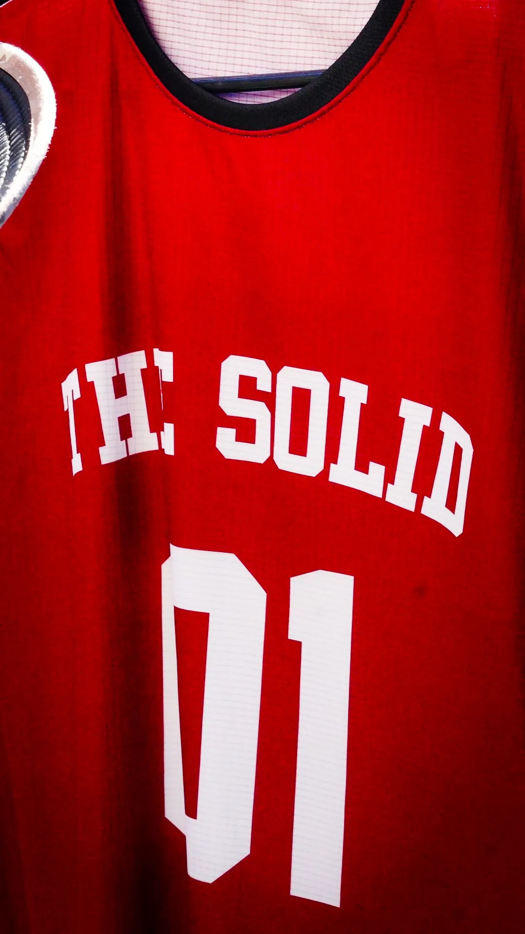 Musculosa roja de The Solid en el puesto de la marca