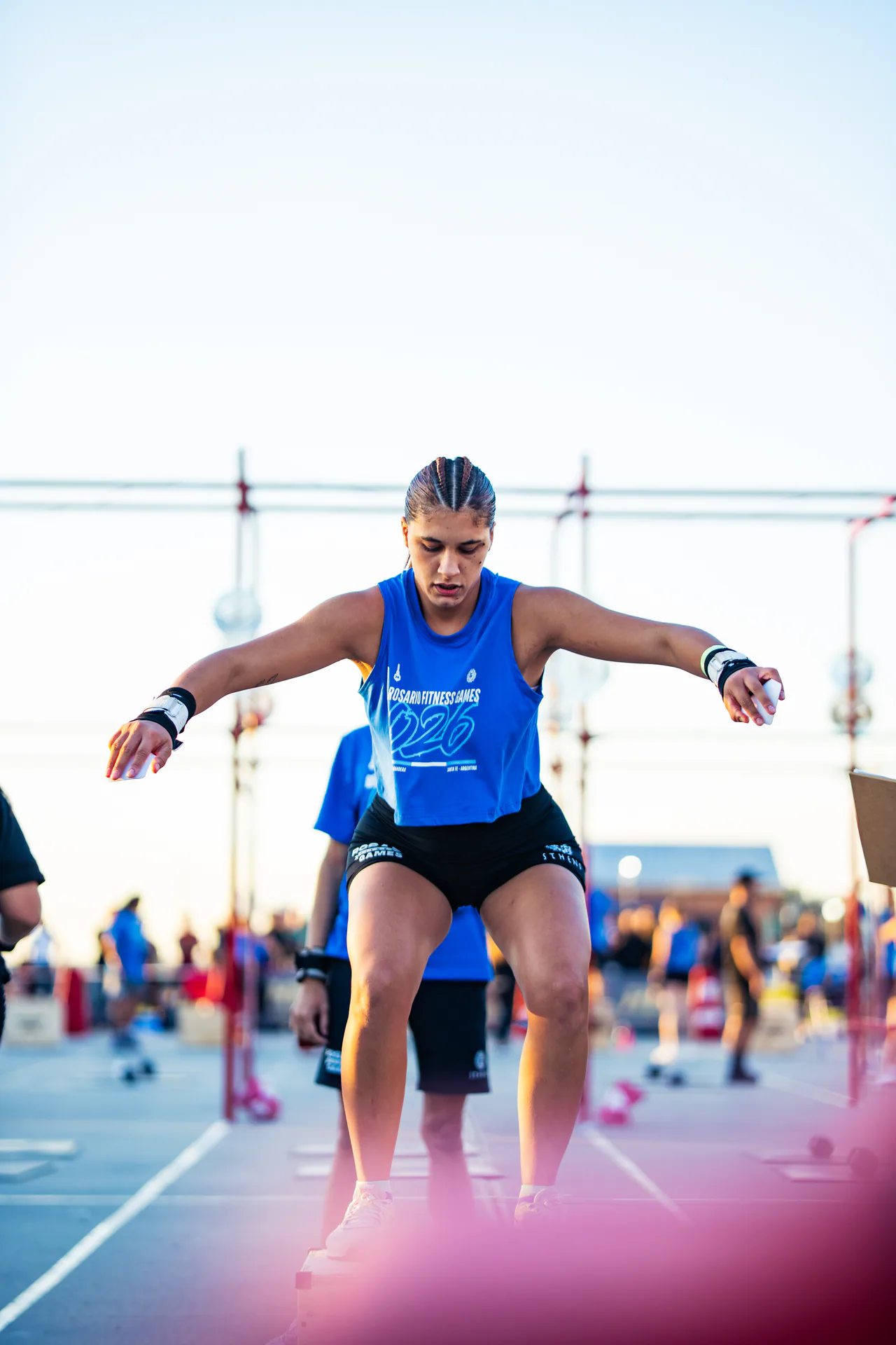 Atleta concentrada durante una repetición sobre el cajón