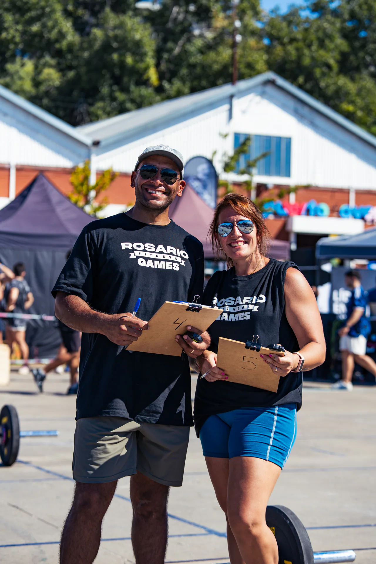 Dos jueces de Rosario Fitness Games sonriendo con sus planillas