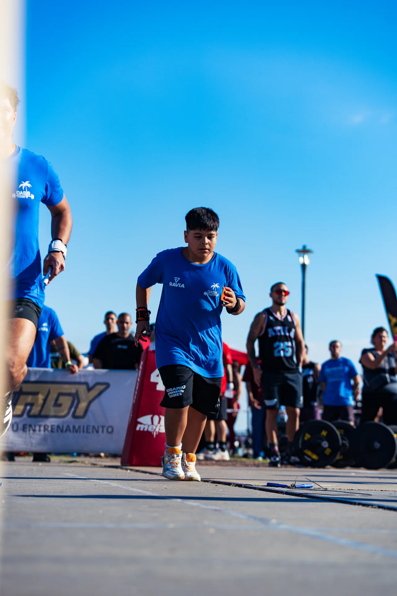 Atleta infantil corriendo en la pista de competencia