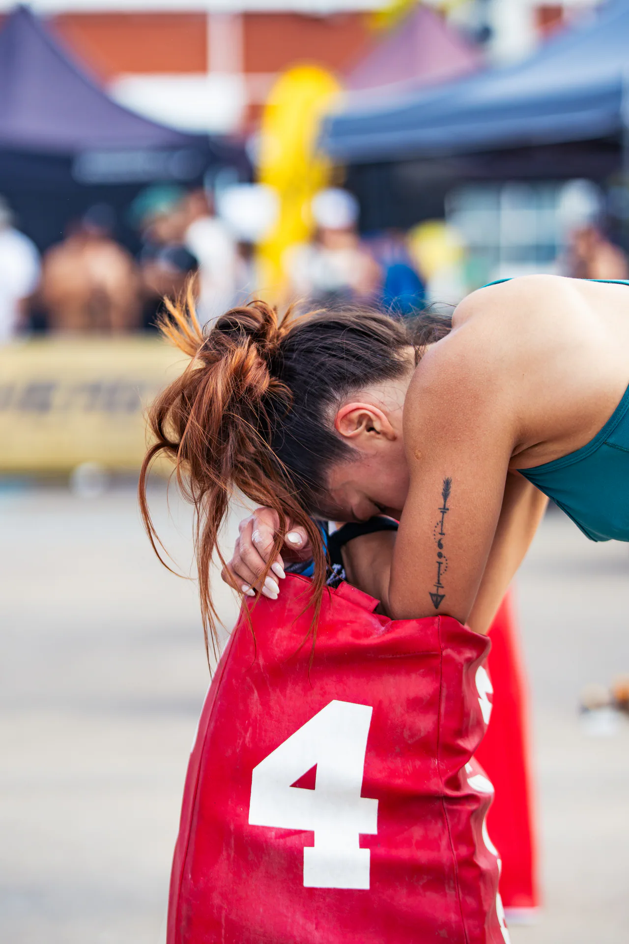Atleta recuperándose después de completar una prueba