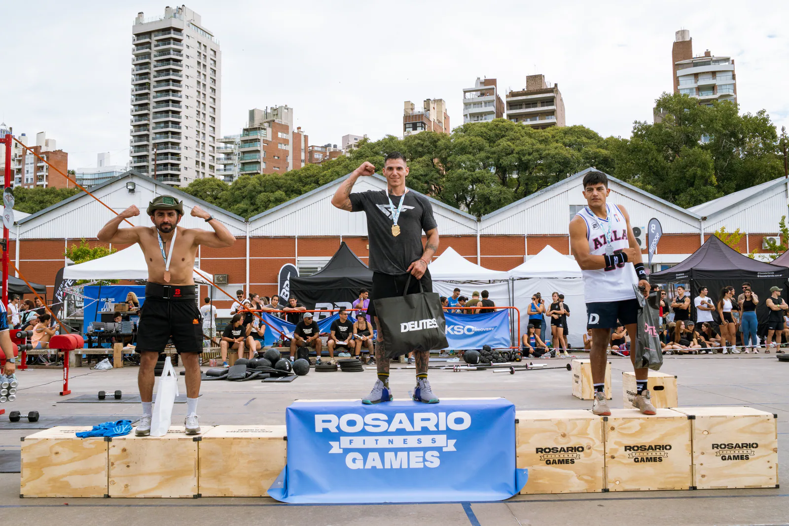 Ganadores del podio masculino posando con sus premios