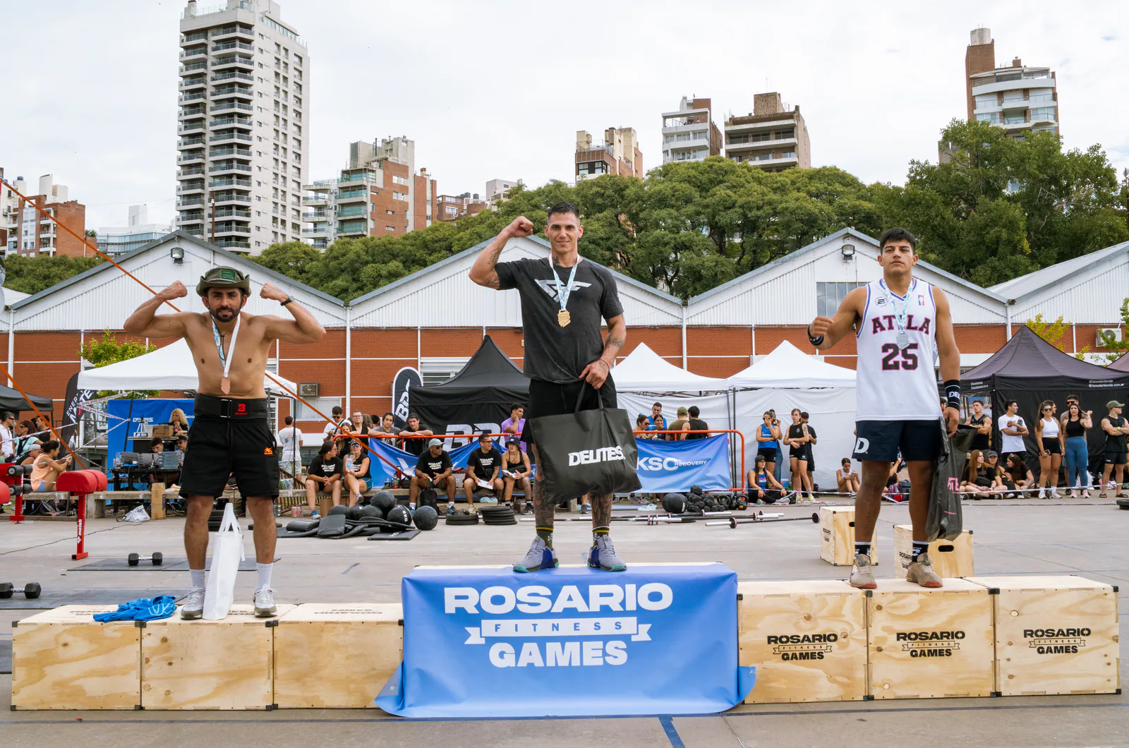 Tres atletas celebrando en el podio masculino