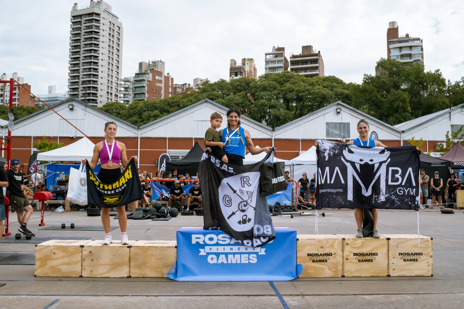 Atletas premiadas en el podio femenino con sus banderas