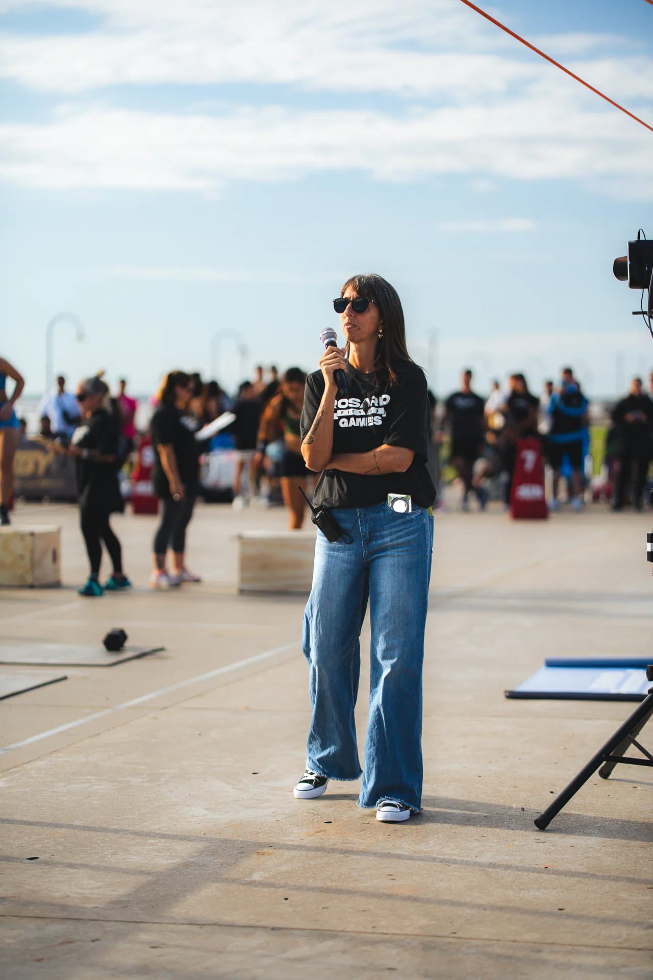 Presentadora de Rosario Fitness Games hablando con un micrófono