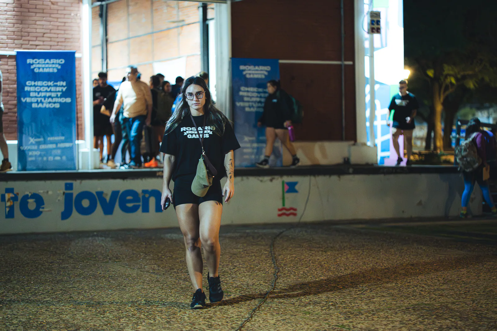 Integrante del staff saliendo del área de acreditación durante la noche