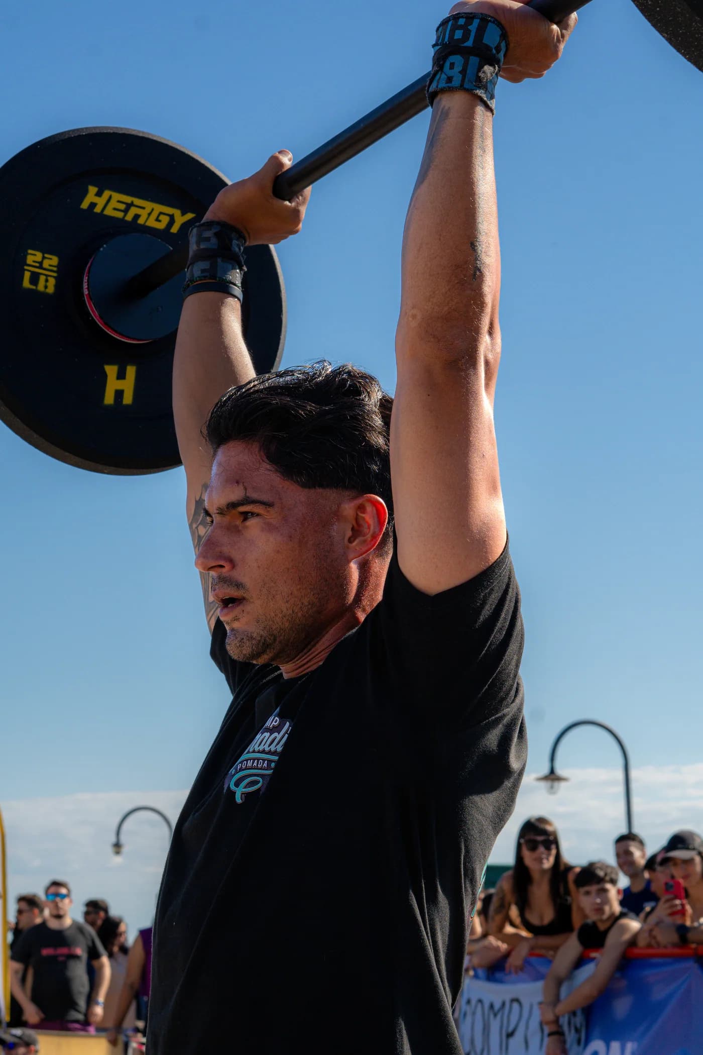 Atleta levantando una barra con discos Hergy durante la competencia