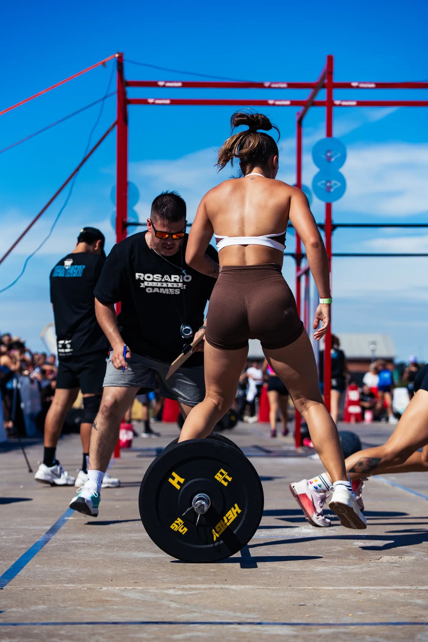 Atleta preparándose frente a una barra con discos Hergy durante Rosario Fitness Games