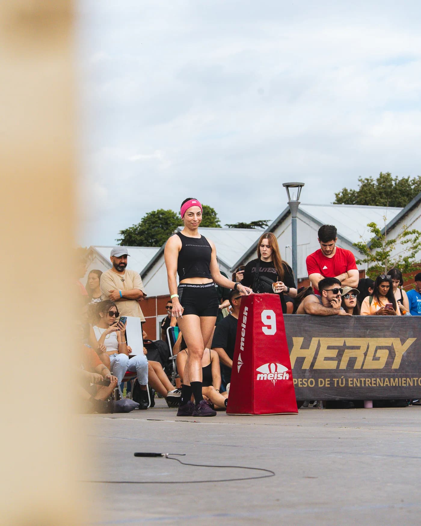 Atleta junto a la presencia de Hergy Fitness en la pista de competencia
