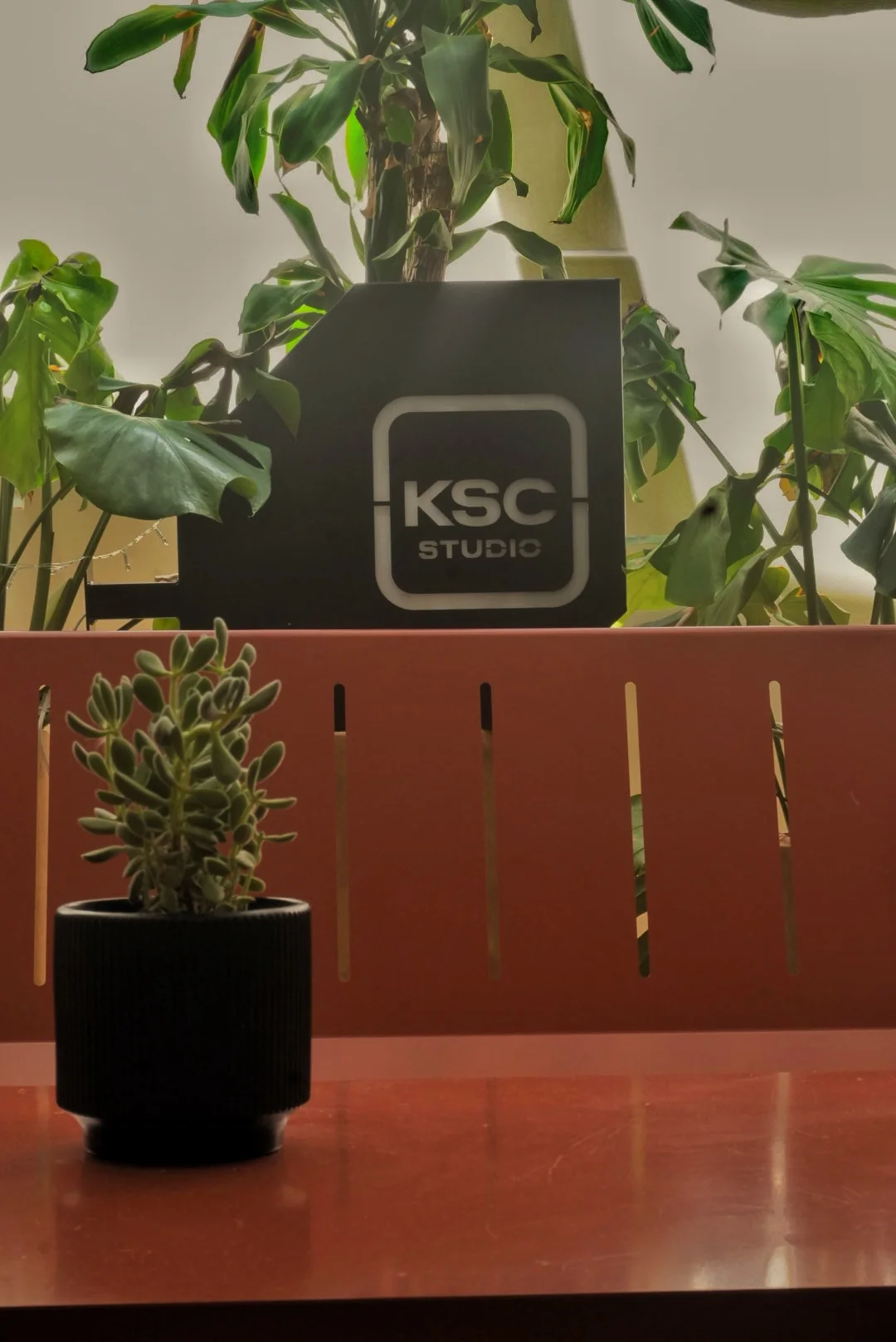 Cartel de KSC Studio en el espacio de recuperación