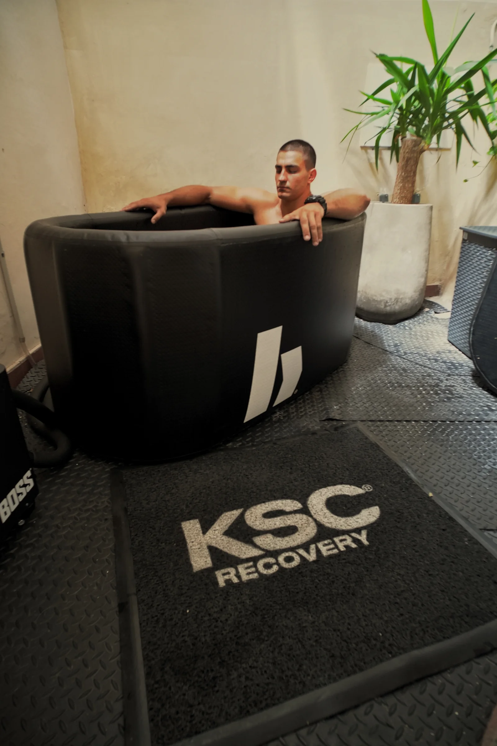 Atleta realizando una sesión de inmersión en frío en KSC Recovery