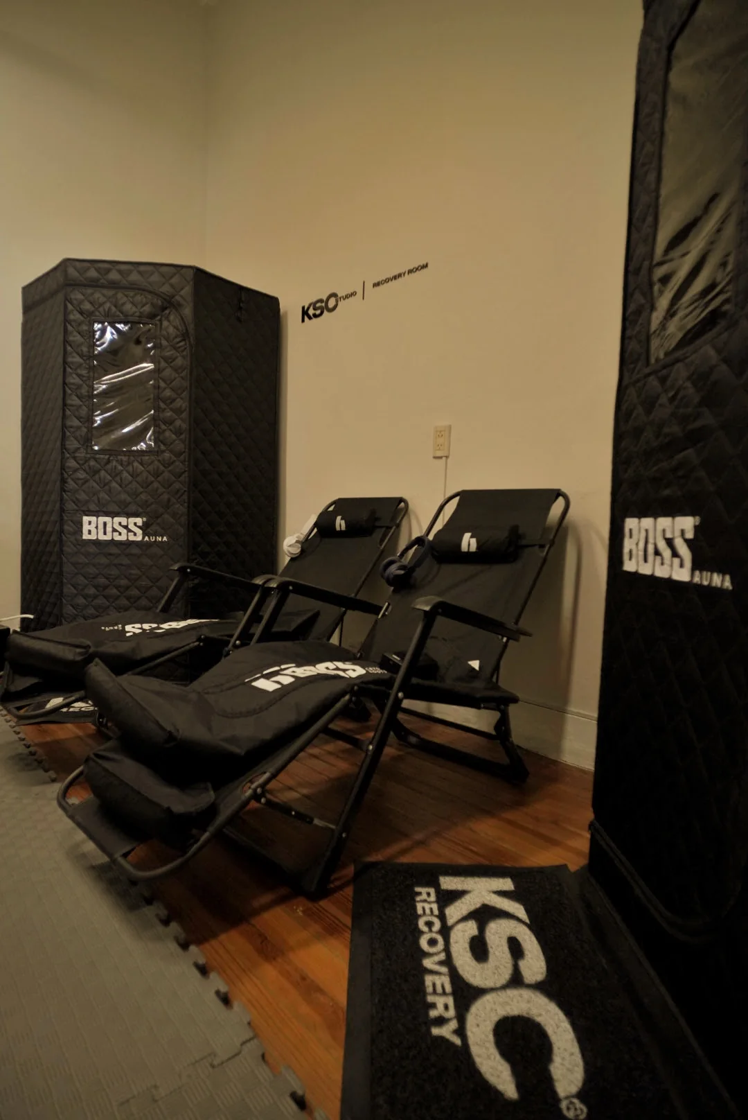 Recovery Room de KSC con sillones y cabinas de recuperación