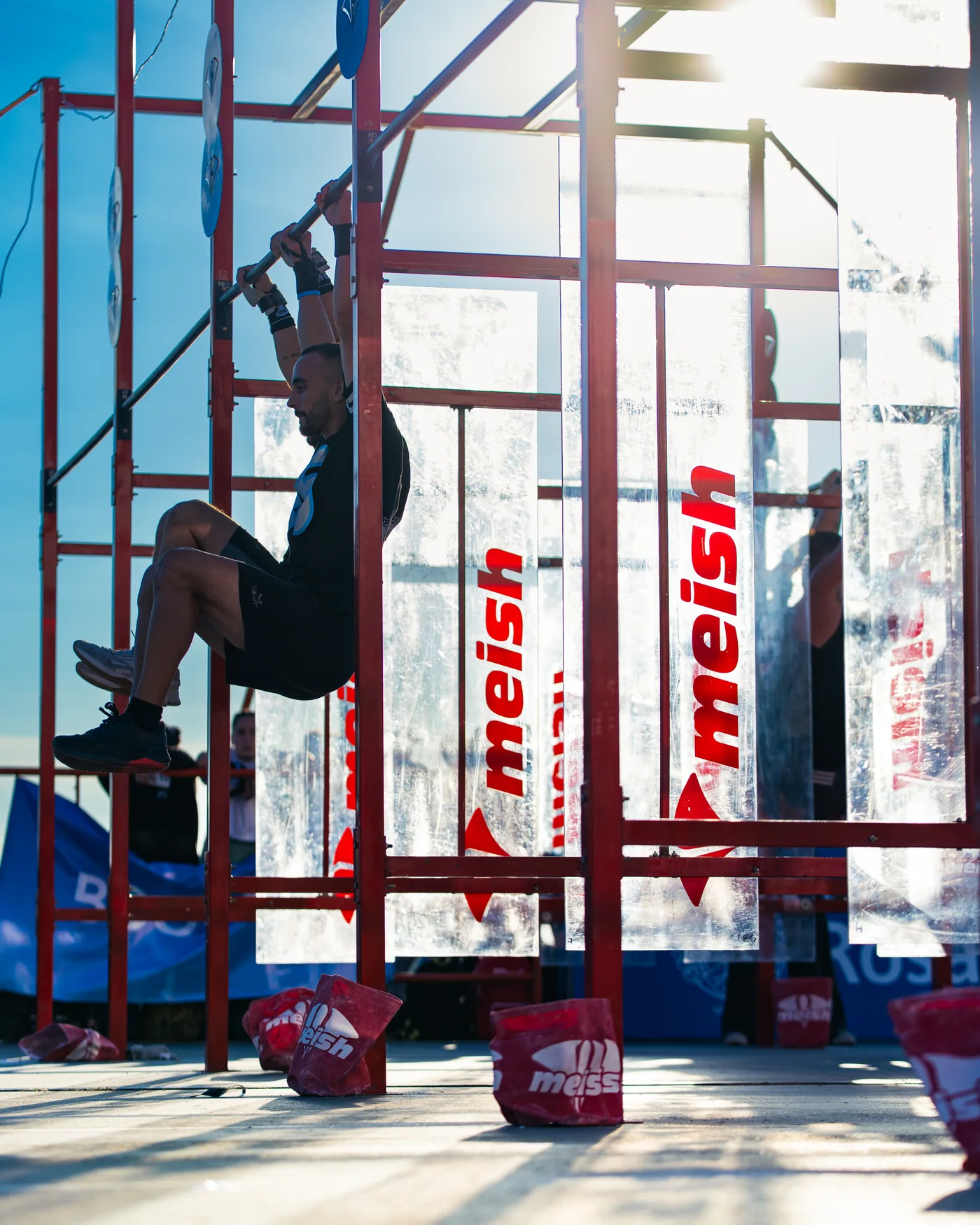 Atleta en la estructura intervenida por Meish durante la competencia