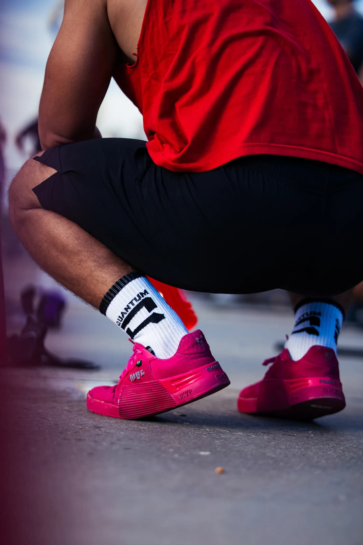 Atleta en cuclillas con medias de Quantum durante Rosario Fitness Games