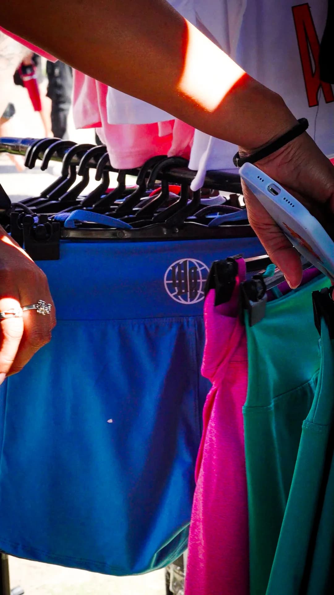 Prendas de Wod Elements colgadas en el perchero del puesto de la marca